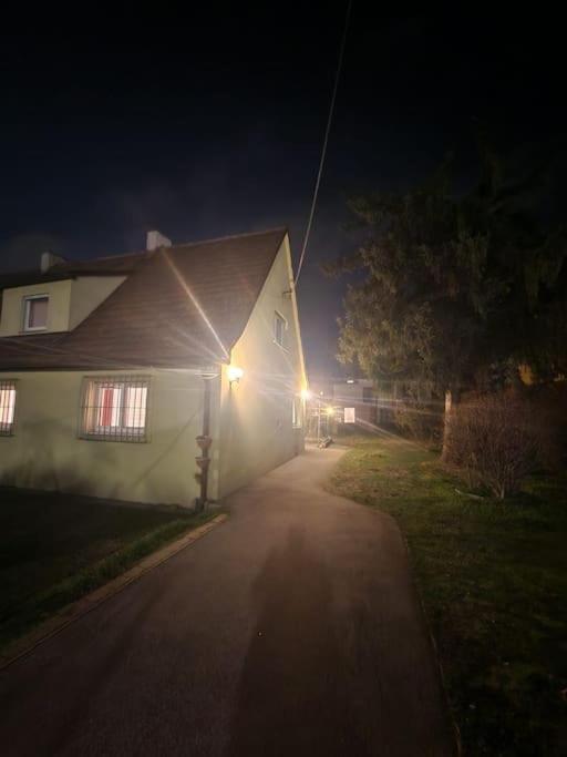 Ferienhaus Haus Mit Garten, U Bahn Naehe, Gratis Parkplaetze *